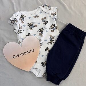 Disney - Mickey Mouse - 2 piece newborn outfit/set. Size 0-3 months